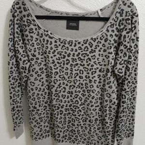 EUC. Guess leopard print lightweight Sweatshirt.